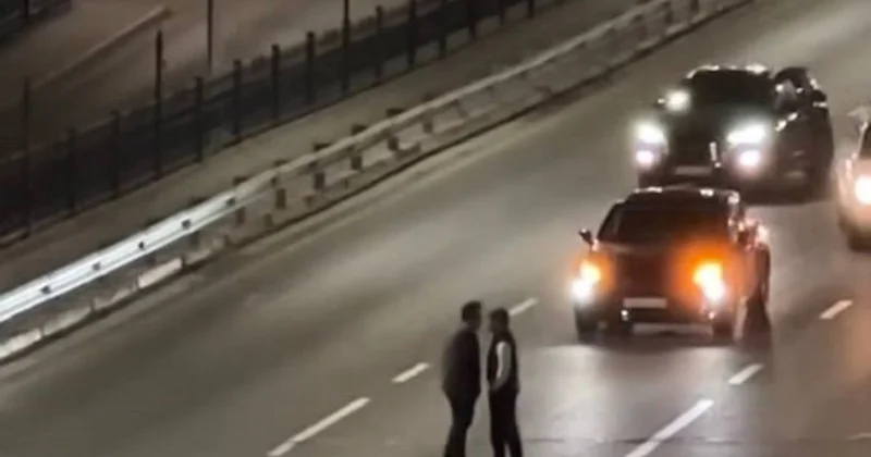 Бесконтактный бой : двое мужчин создали аварийную ситуацию на проспекте Аль Фараби в Алматы