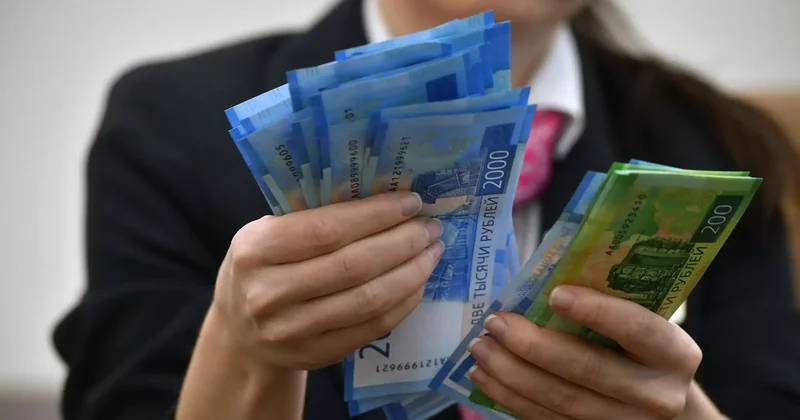 Ресей ЕАЭО елдеріне 100 мың доллардан асатын қолма қол рубльді әкетуге тыйым салды