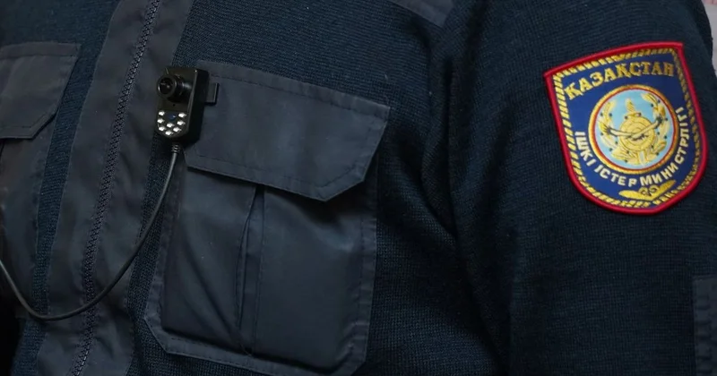 Казахстанцам ужесточили приговор за нападение на полицейского с камнями