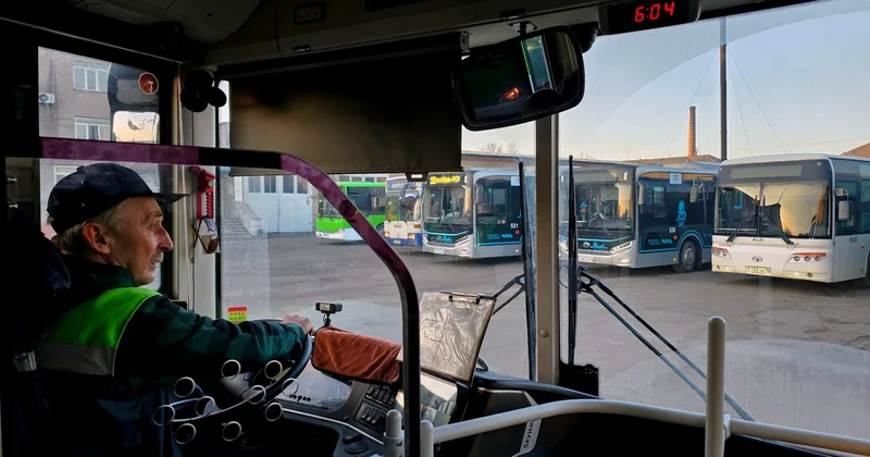 Один день в семейском автобусе: ямы, субсидии, езда без кондукторов и почему всё так плохо