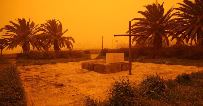 В красный цвет окрасилось небе над островом Крит (фото)