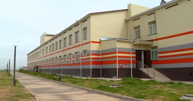 Түркістандық мұғалімдер үш жыл бұрын салынған мектептің сапасына шағымданды