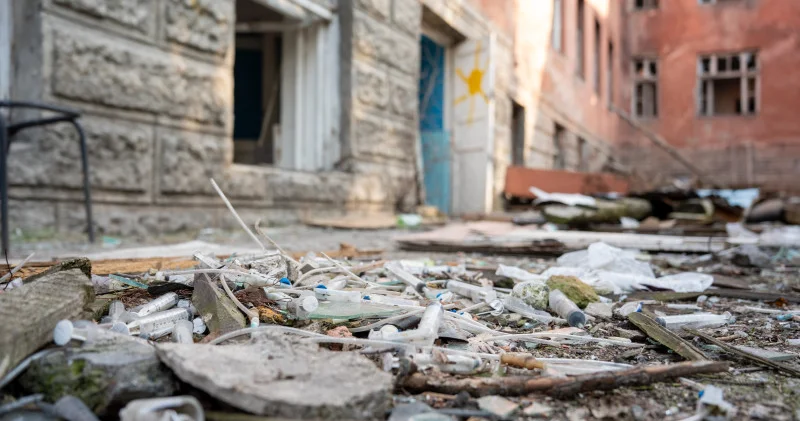 Жұмбақ жағдайда жоғалған шатыр және ұзаққа созылған сот: Алматының қақ ортасындағы аурухана неге қаңырап қалды?