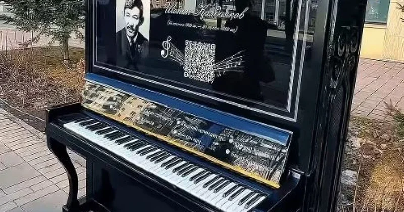 Пианино с песнями Калдаякова появилось на улице Астаны (ВИДЕО)