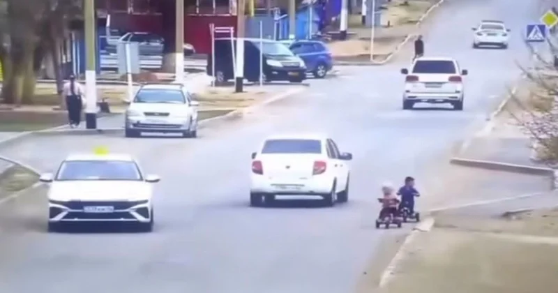 Индерде жол бойында велосипед тепкен бүлдіршіндер үйіне жеткізілді