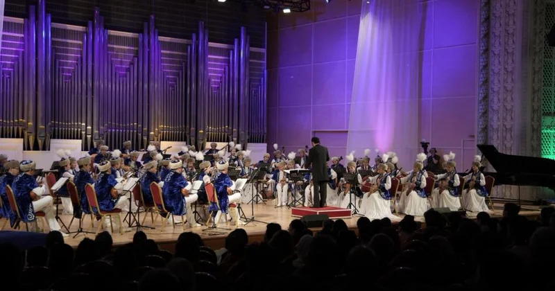 Известные артисты выступили на вечере памяти Нургисы Тлендиева в Астане