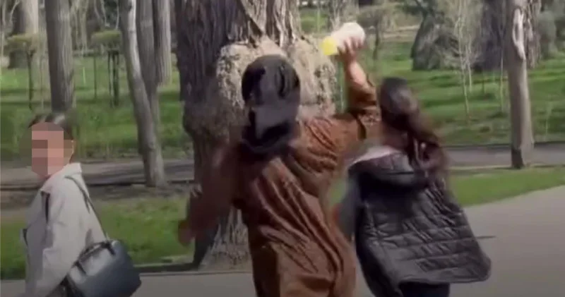 “Жұдырық ала жүгіріп, тас лақтырды“. Алматы орталығында агрессивті балалар адамдардың зәресін алды