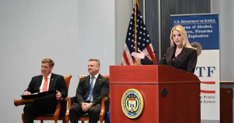 Был недоволен её работой: Трамп уволил генпрокурора США Пэм Бонди