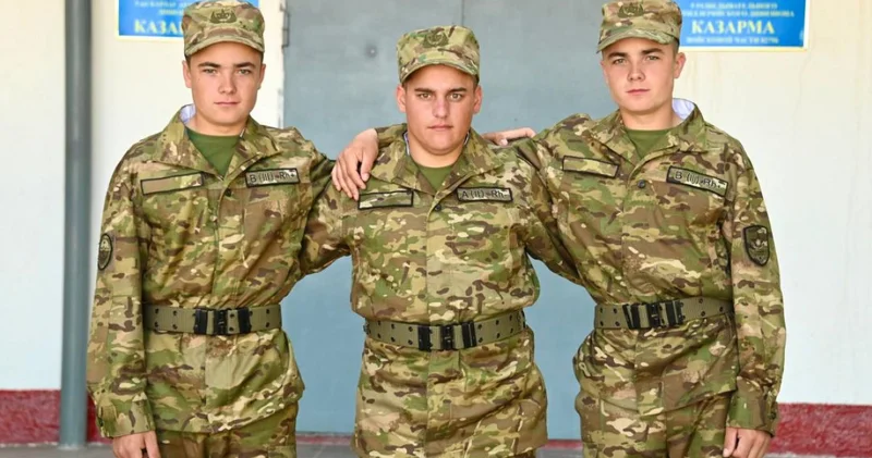 Саптағы бауырлар: бір әскери бөлімде үш ағайынды қызмет етеді