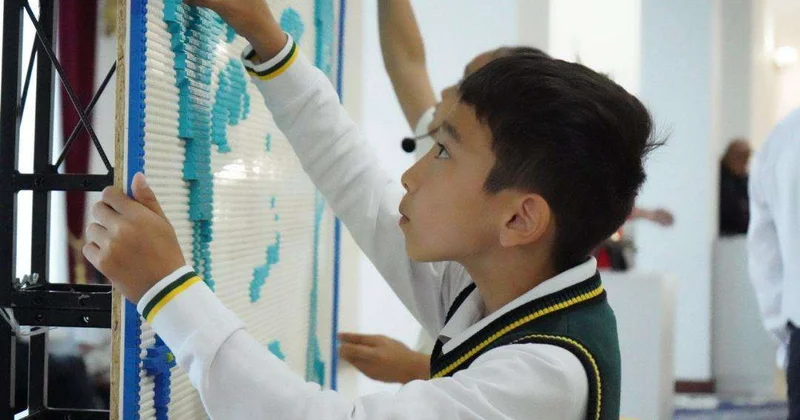Портрет Димаша из LEGO создали школьники в Актобе