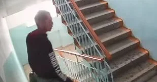 Павлодарда ер адам көпқабатты үйді өртемек болды