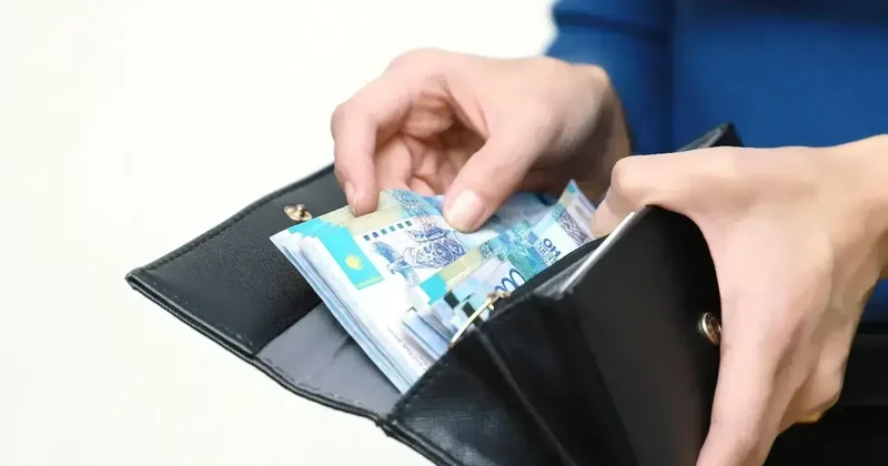 Какую зарплату министр труда считает достойной для казахстанцев