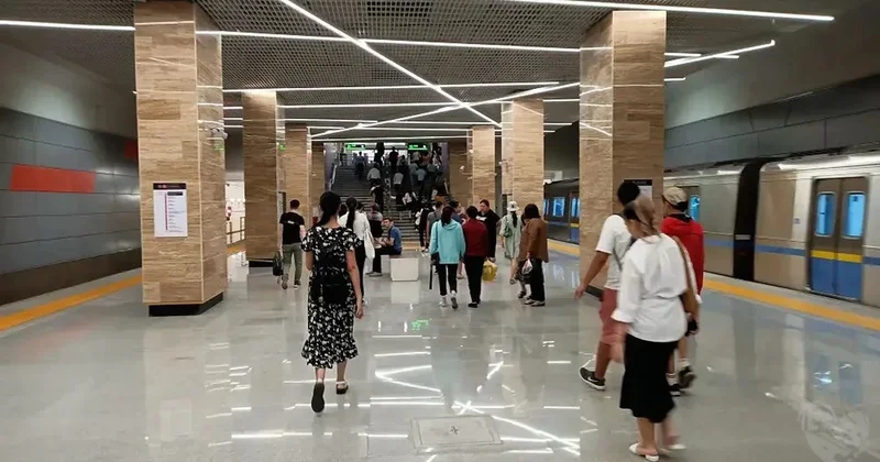 Новые ограничения для пассажиров ввели в метро Алматы