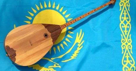 Полковник полиции Алматы исполнила кюй на домбре и покорила соцсети