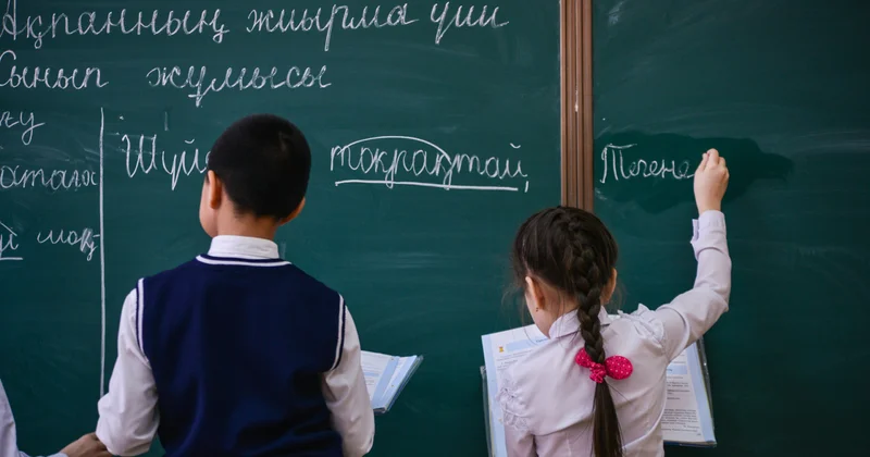 Шаш үлгісі, макияж және маникюр: Қазақстан мектептері оқушыларға не нәрсеге тыйым сала алады