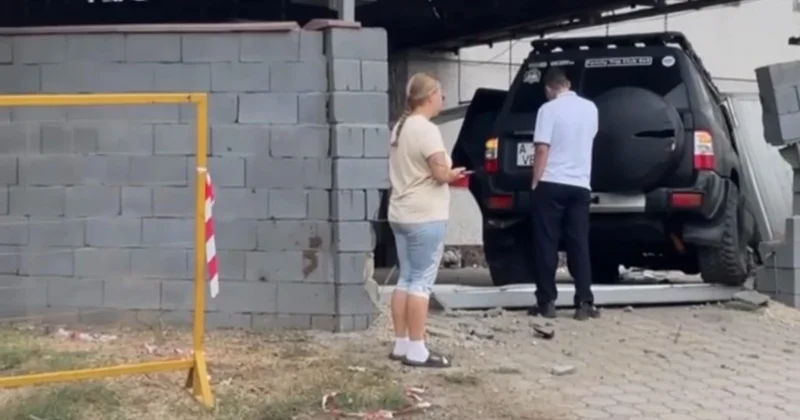 Подросток на машине протаранил забор частного дома в Алматы