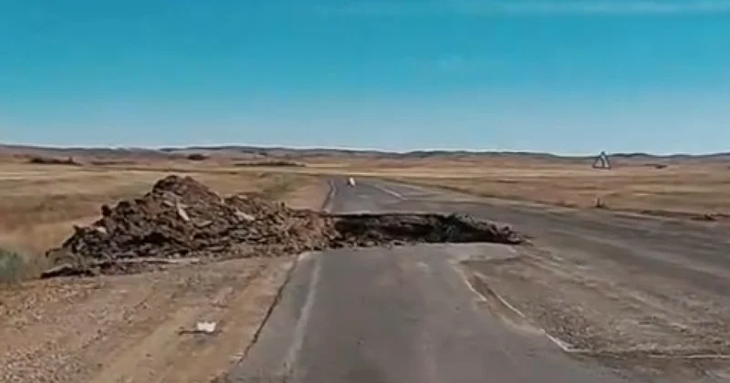 Жүргізушілер Жезқазған Арқалық тасжолындағы екі үлкен шұңқырға шағымданды