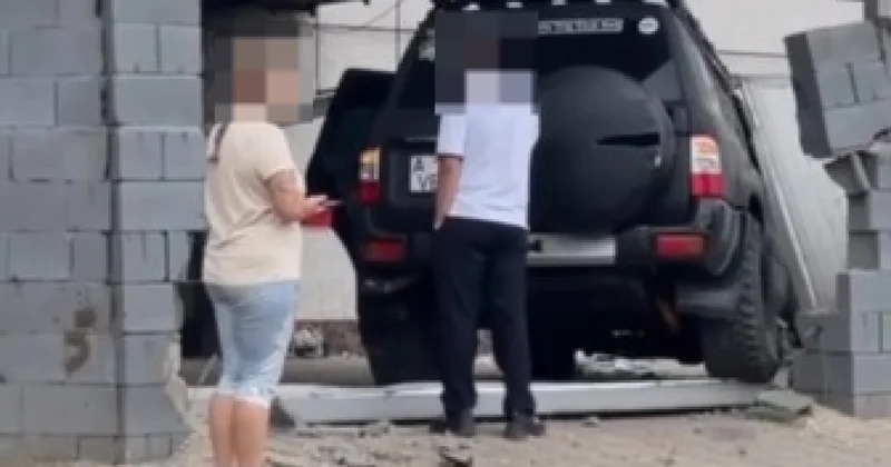Алматыда жол талғамайтын көлік тізгіндеген мектеп оқушысы тұрғын үйдің қоршауын қиратты