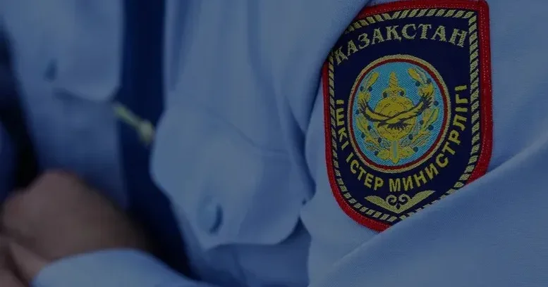 Өскеменде көпқабатты тұрғын үйдің ауласынан 18 жастағы жігіт асылулы күйінде табылды