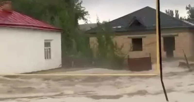 Көшелерге күшті су ағыны жайылды: Түркістан облысынан видео
