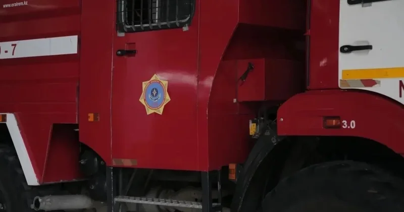 В Кокшетау при пожаре спасатели эвакуировали людей, среди них дети