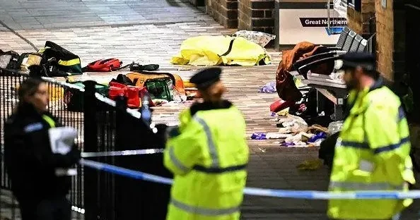 Англияда пойызда белгісіз біреу адамдарға пышақпен шабуылдап, 10 адам жарақат алды