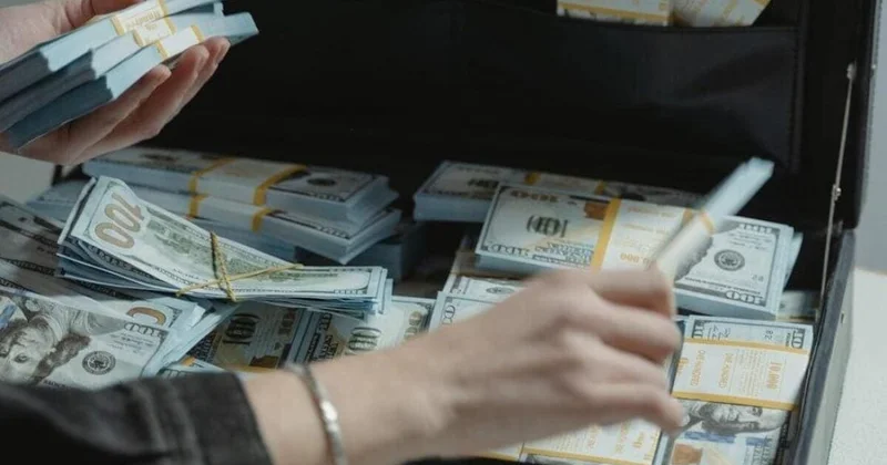 Курсы валют на 2 ноября: обменники в Алматы и Астане переписали ценники