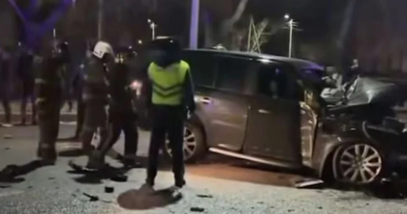 Range rover въехал в светофор в Караганде: водитель погиб на месте