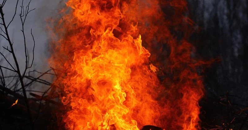 Огонь с теплотрассы перекинулся на жилой дом в Кокшетау: жильцов эвакуировали