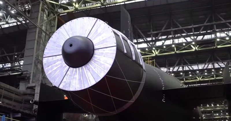 Построена для Посейдона : новейшую атомную подводную лодку спустили на воду в России