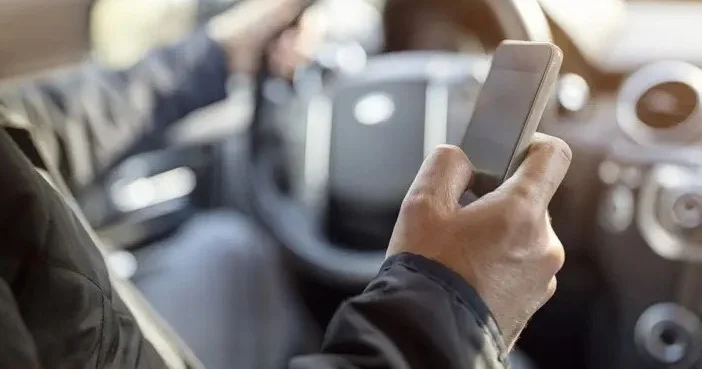 Израильде SMS жазған жүргізушілерге $3000 көлемінде айыппұл салу ұсынылды