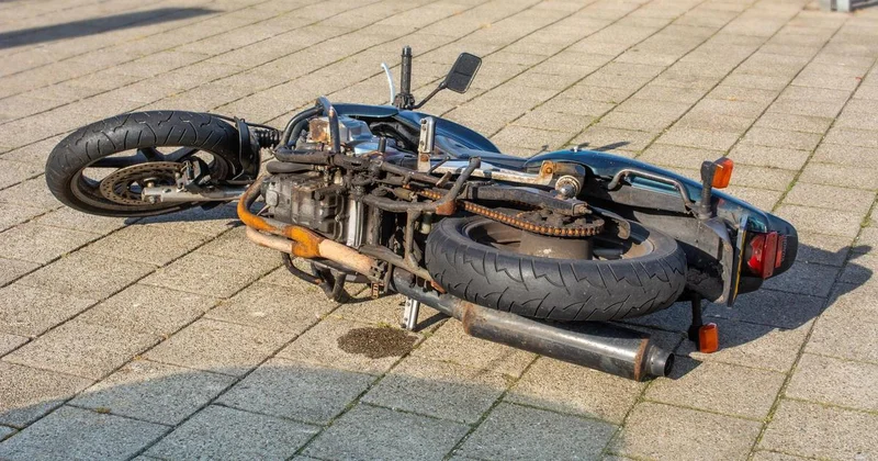 Пару из Алматы толпой избили около магазина: их попытка скрыться закончилась смертельным ДТП