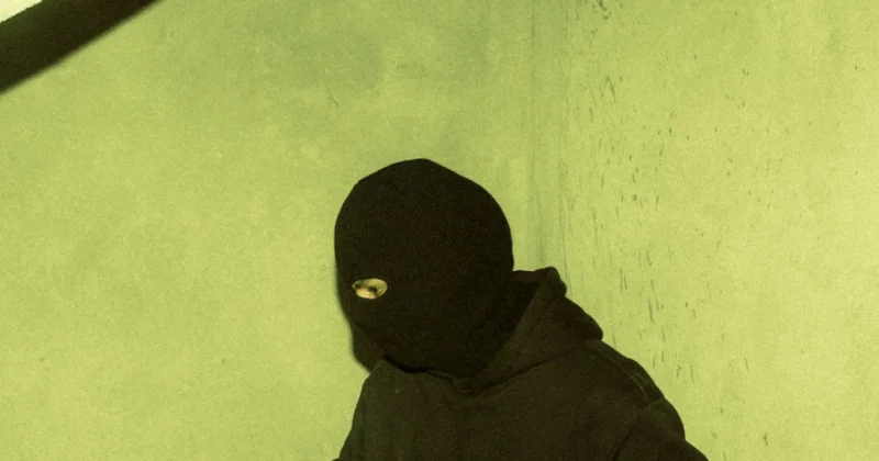 Неизвестный в маске напал на мужчину в Риддере