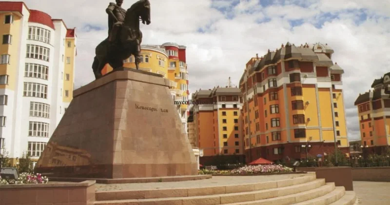 Аварийный памятник Кенесары хану на набережной Астаны демонтируют