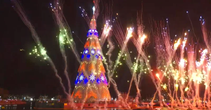 Рио де Жанейрода 80 метрлік алып шырша жағылды