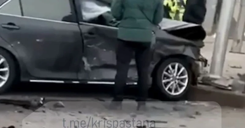 Столкновение двух авто привело к наезду на пешеходов в Астане (видео)