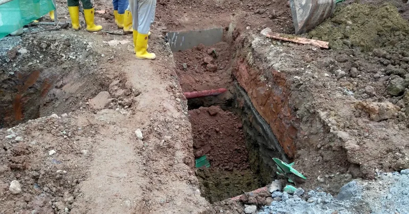 Жители микрорайона в Алматы пожаловались на прокладку канализации рядом с электрокабелем