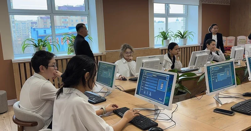 Заң және тәртіп : елордалық оқушылар арасында Qarzhy Saqshysy ойыны өтіп жатыр