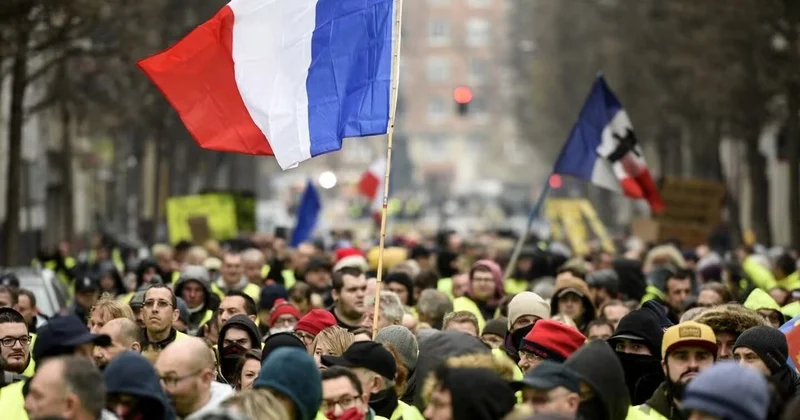 Парижде Франция үкіметінің бюджет саясатына қарсы наразылық акциясы өтті