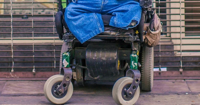 Карагандинец без рук и ног ежедневно отдавал до 40 тыс. тенге: осужденным снизили сроки