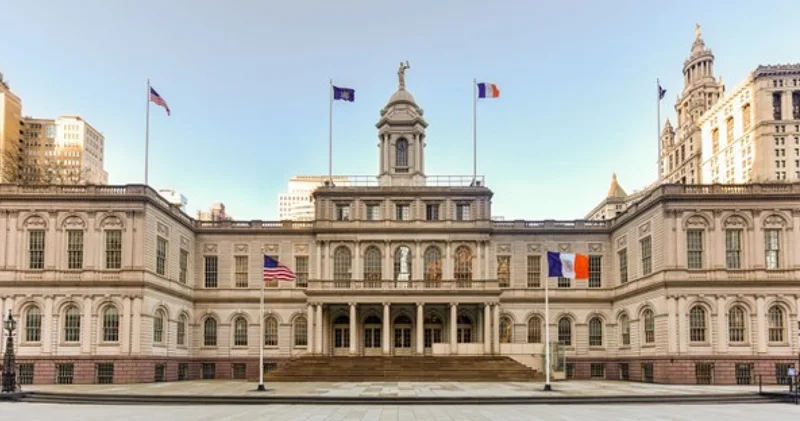 Нью Йорктің жаңа сайланған әкімі қолын Құранға қойып ант берді