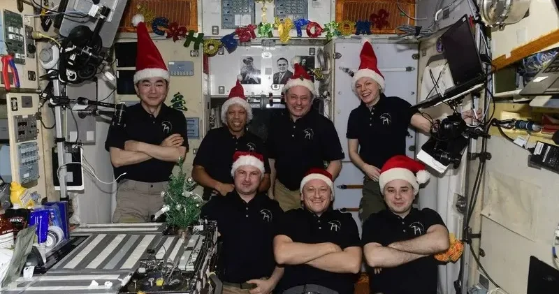 Орбитадағы Жаңа жыл: ғарышкерлер мереке құрметіне ХҒС модульдерін безендірді