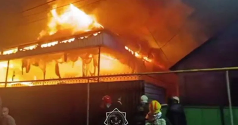 Частный дом загорелся в микрорайоне Акбулак в Алматы (видео)