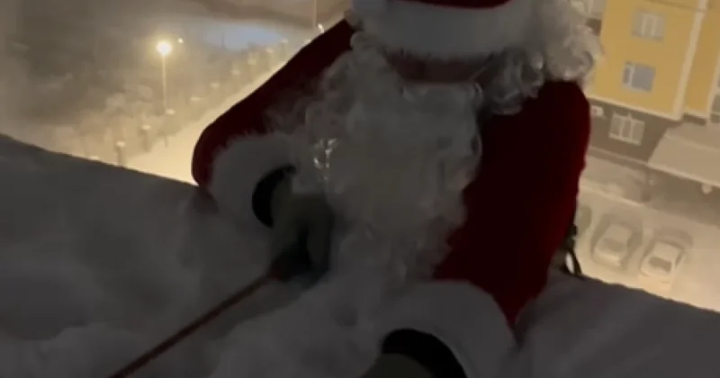 Видео взорвало Сеть: Дед Мороз альпинист принес подарок мальчику из Актобе