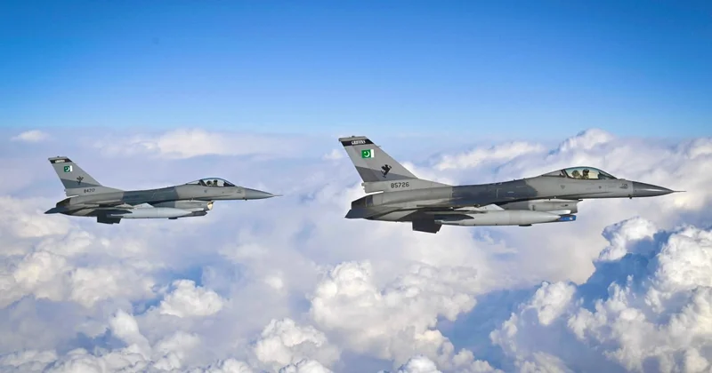 Тоқаев Пәкістанға барды: Жойғыш ұшақтар Президент ұшағымен қатарласып ұшты