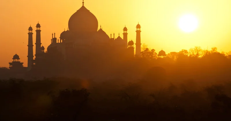 Үндістан саяхатшыларға арналған жаңа ережелер енгізді