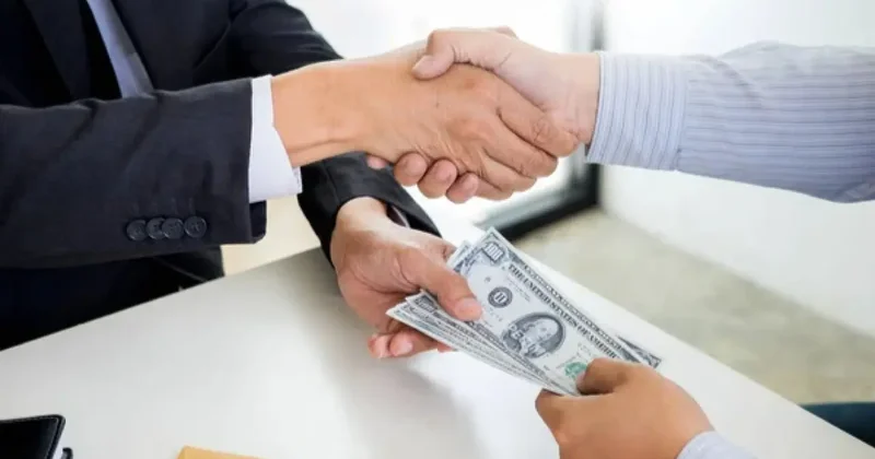 Бизнес на госслужбе: "Без сдержек и противовесов это приведёт к росту коррупционных рисков"