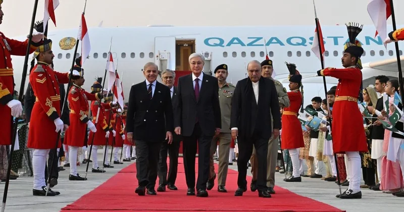 Президент Пакистана встретил Токаева в аэропорту