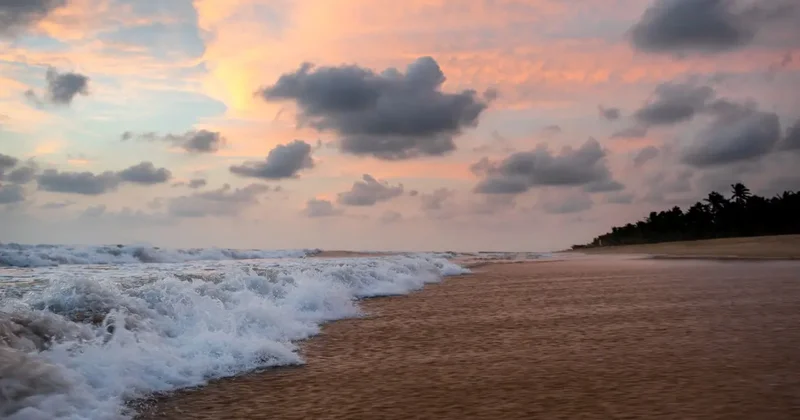 В Австралии 13 летний мальчик проплыл в шторм четыре часа ради спасения семьи