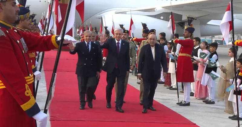 Мемлекет басшысын Исламабад әуежайында Президент Асиф Али Зардари қарсы алды